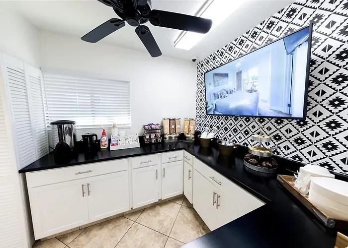 116 Fully Furnished 1br Suite-prime Location Apartment *
